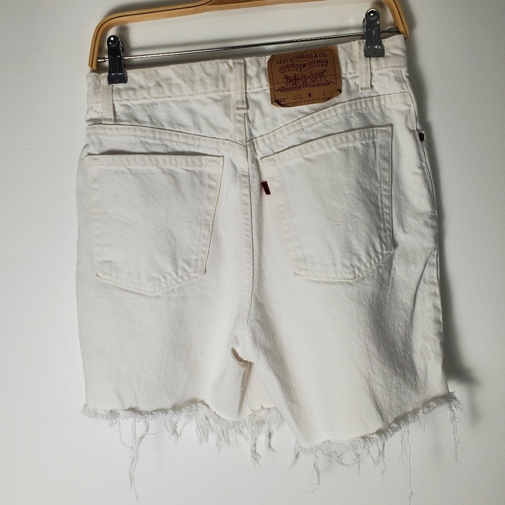 Vintage Levi's White Frayed Hem Cutoff Bermuda Shorts - Picture 4 of 6